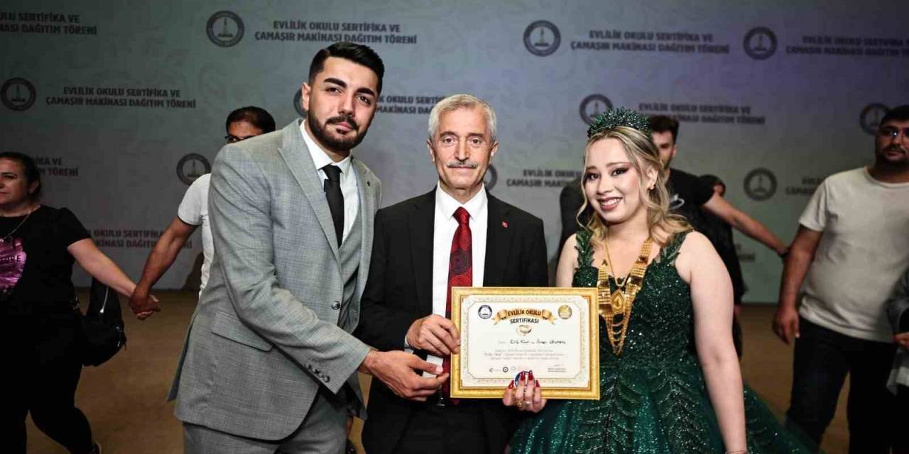 Evlilik Okulu’nda Eğitim Gören 530 Çifte Sertifika