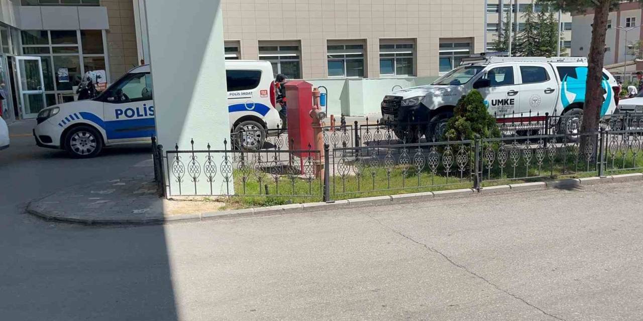 Hastane Personeli Bıçakla Kendine Zarar Verdi