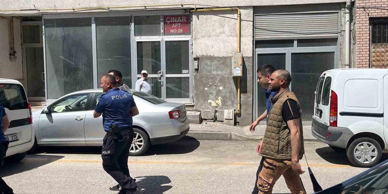 Eşini Başka Bir Adamla Yakalayan Koca Sınır Dışı Edildi