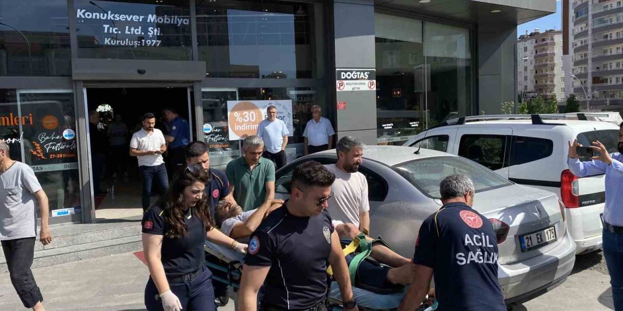 Motor Kurye İle Mobilya Firması Çalışanları Arasında Silahlı Kavga: 5 Yaralı