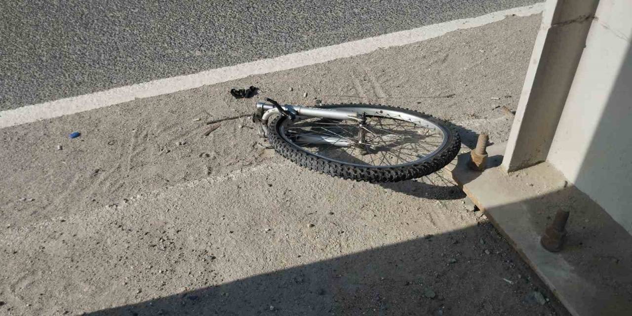 Feci Kaza Kamerada: Otomobil Bisikletli Çocuğa Çarptı