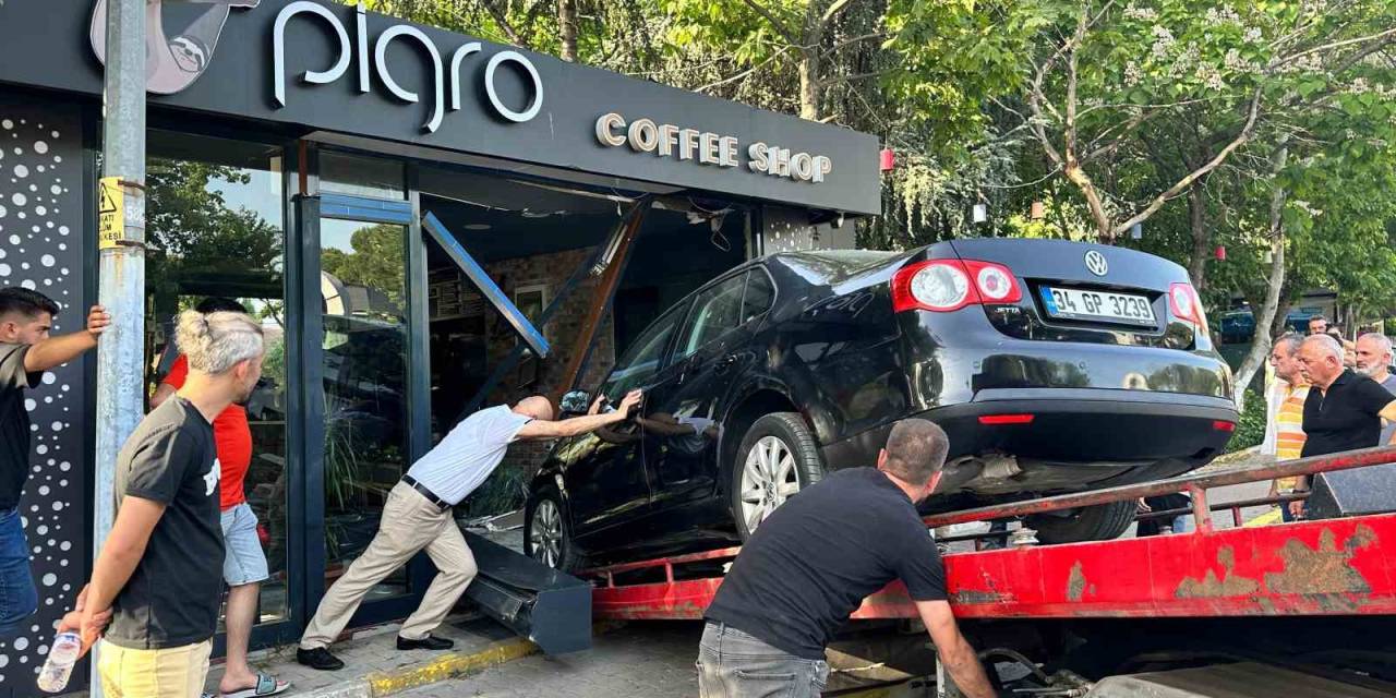 Gaz İle Freni Karıştırınca Dükkana Girdi
