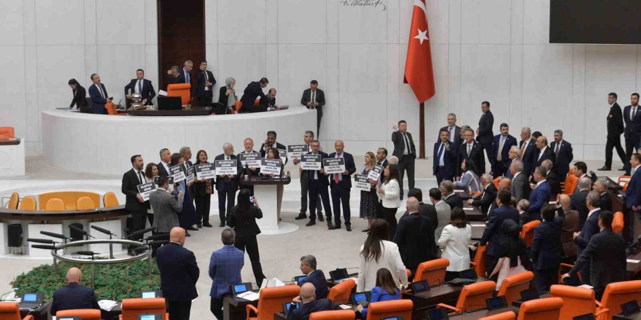 Tbmm’de Halkların Eşitlik Ve Demokrasi Partisi Kürsüyü İşgal Etti