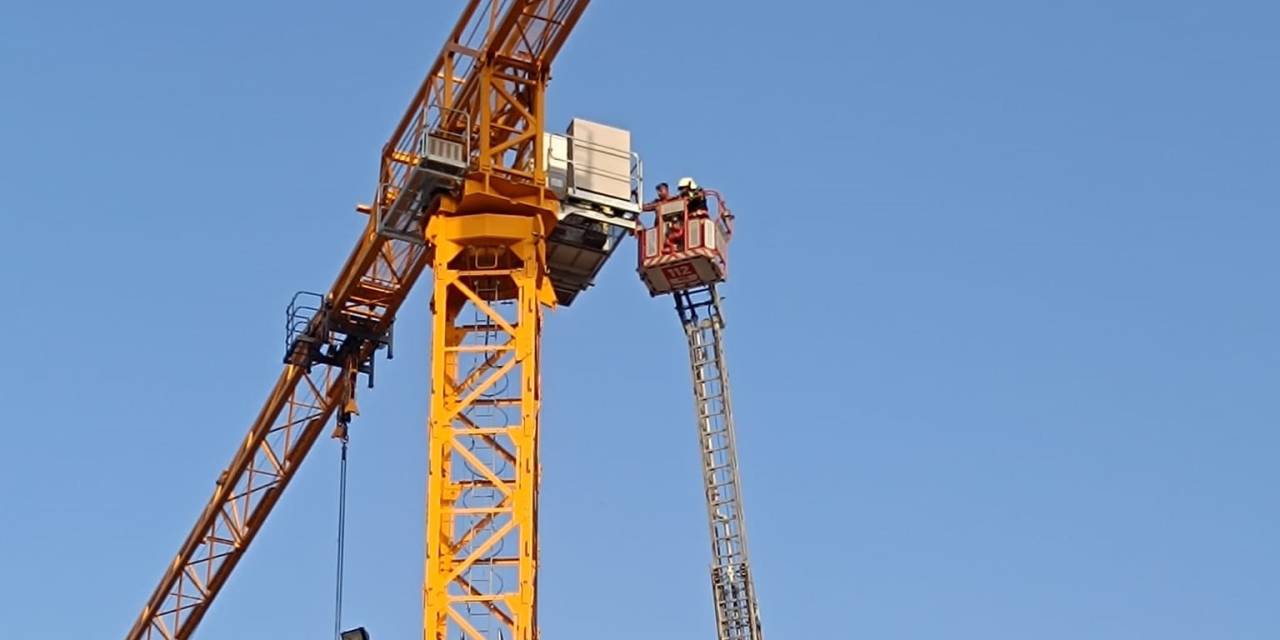 Vinç Üzerinde Rahatsızlanan Operatörü İtfaiye Kurtardı