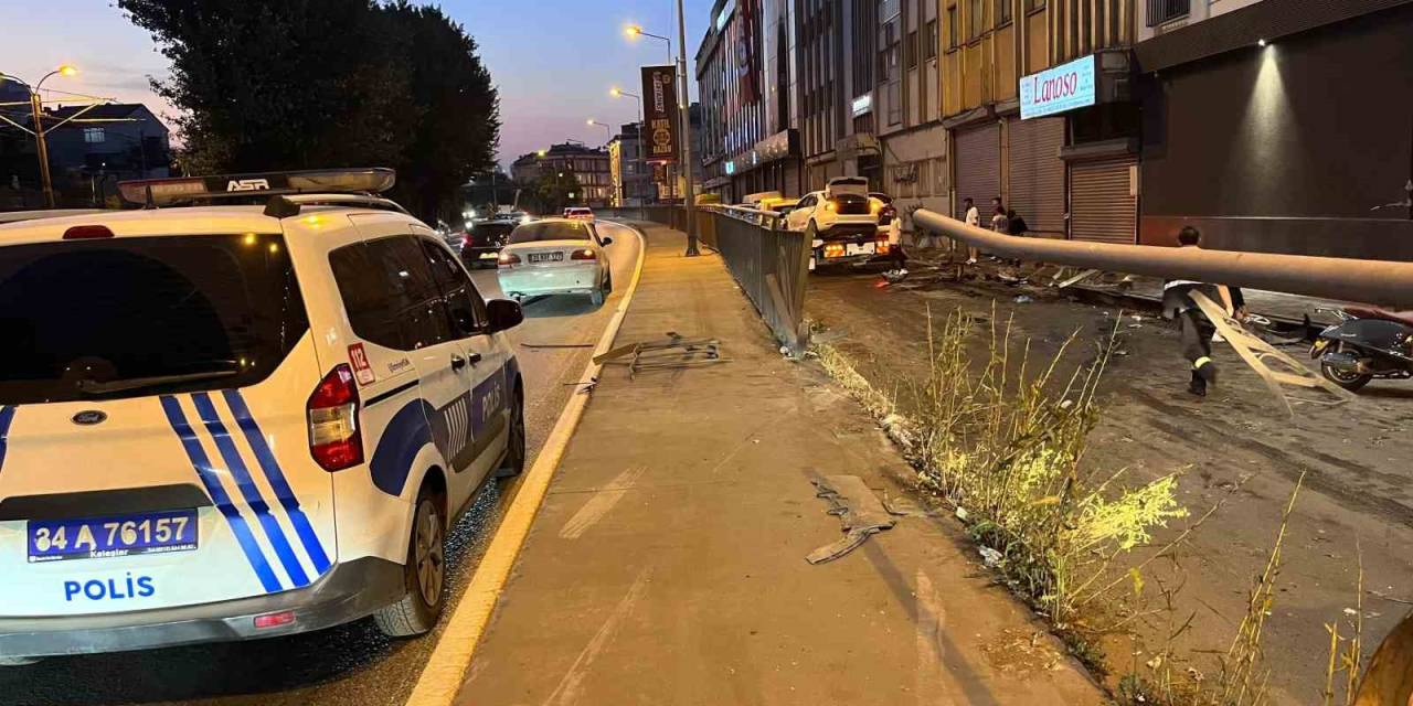 Bayrampaşa’da Seyir Halindeki Araç Bariyere Çarptı: 1 Yaralı