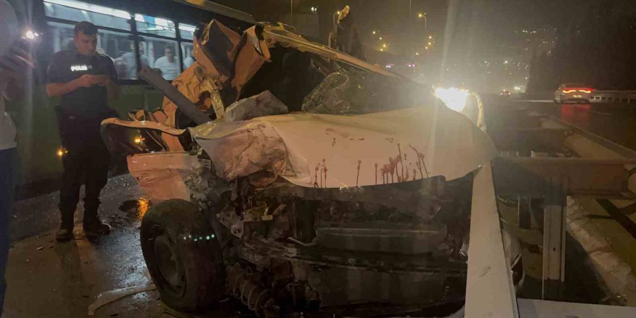 Otomobil Kazada Kağıt Gibi Ezildi: 4 Yaralı