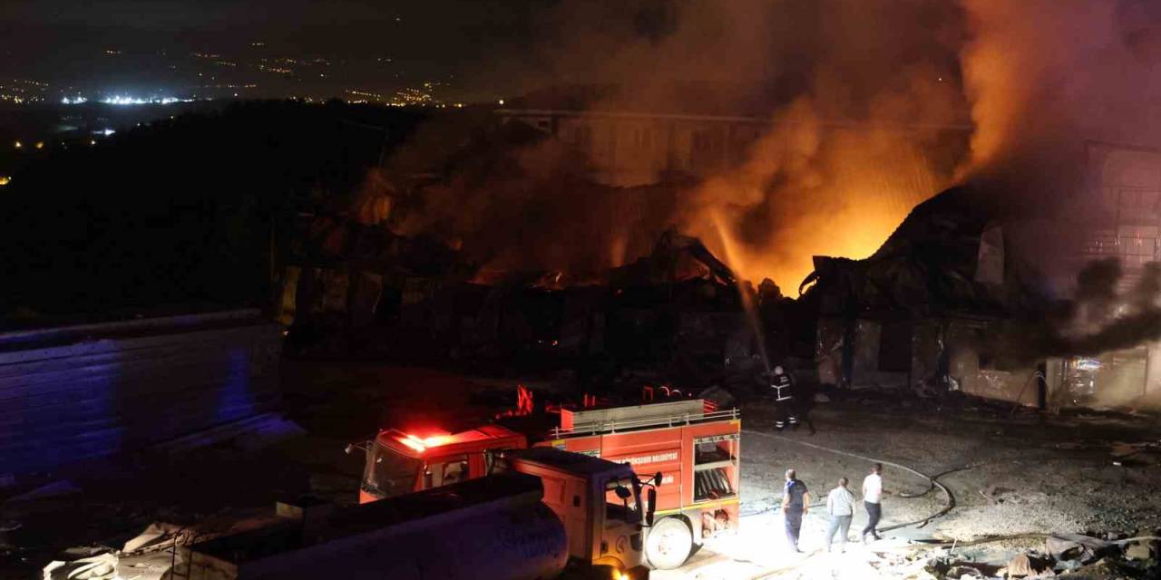 İşçilerin Kaldığı 3 Katlı Prefabrik Yatakhane Alevlere Teslim Oldu
