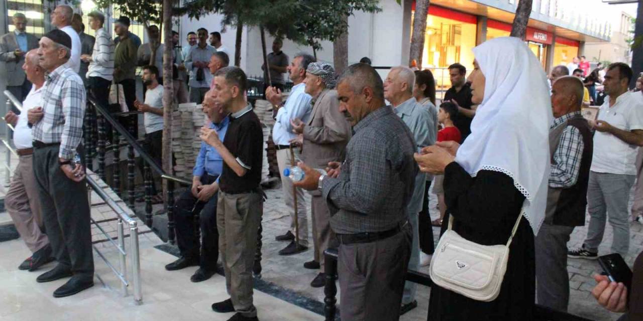 Siirt’te  Hacı Adayları Kutsal Topraklara Dualarla Uğurlandı