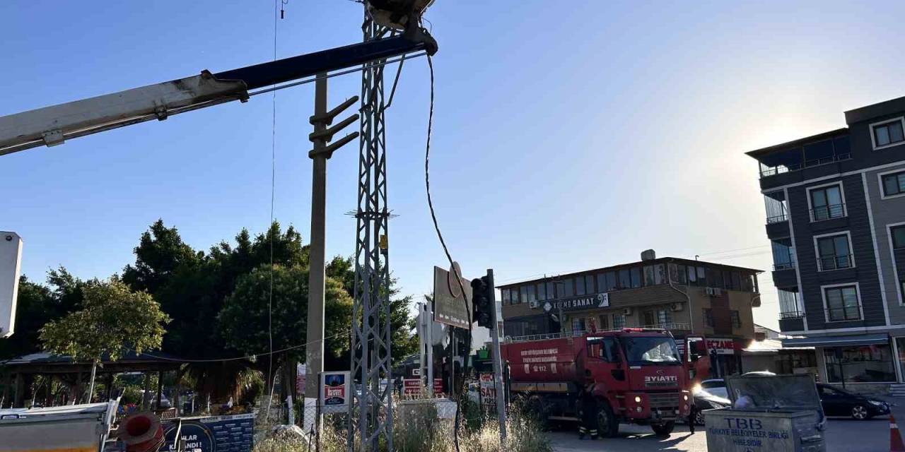Sıcağın Etkisiyle Kopan Elektrik Telinde Yaşanan Patlama Kamerada