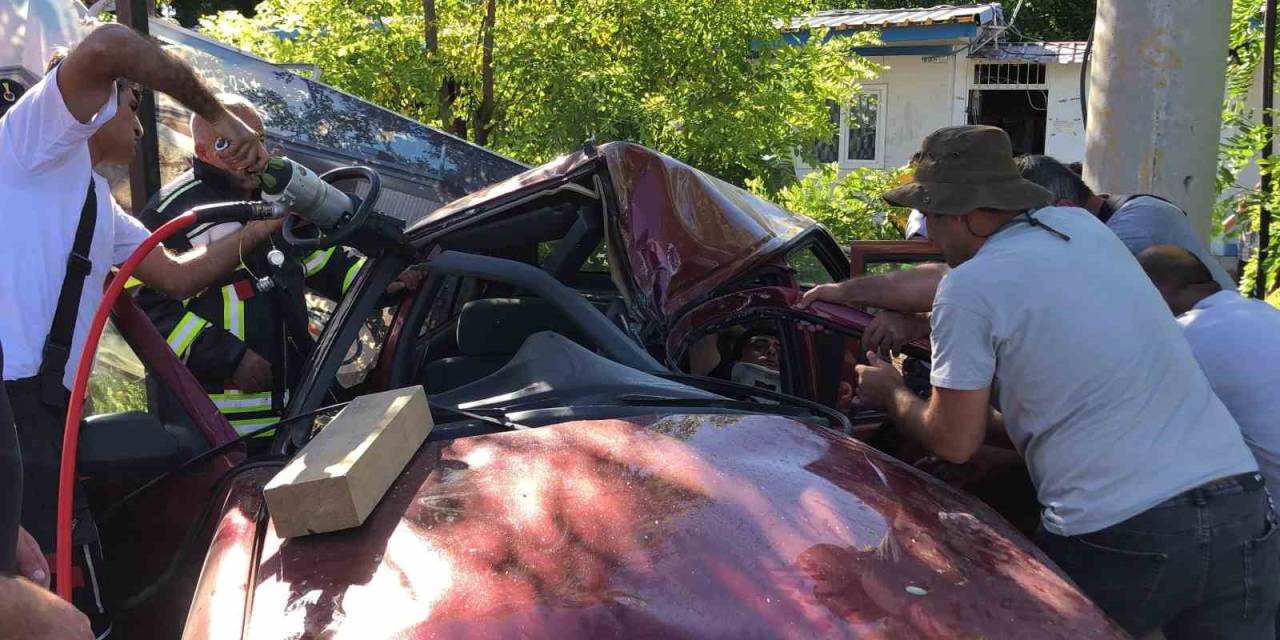 Kazada Sıkışan Sürücü 1 Saatlik Çalışmayla Kurtarıldı