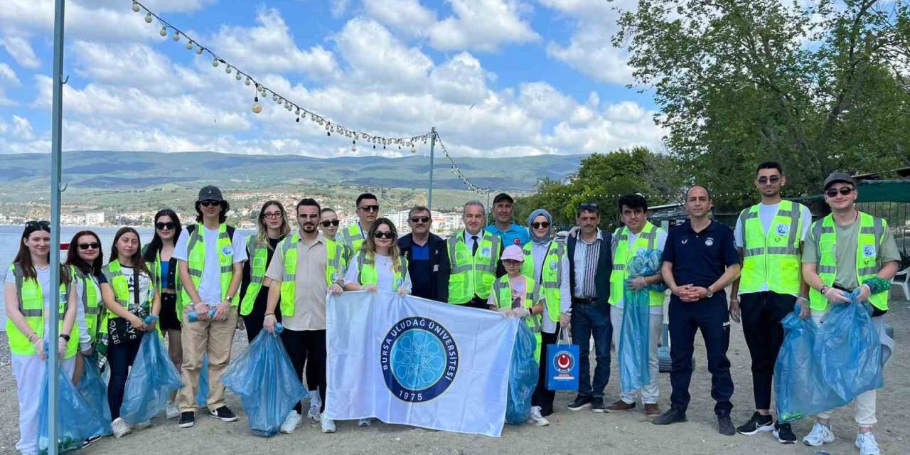 Üniversite Öğrencileri Sahildeki Katı Atıkları Topladı