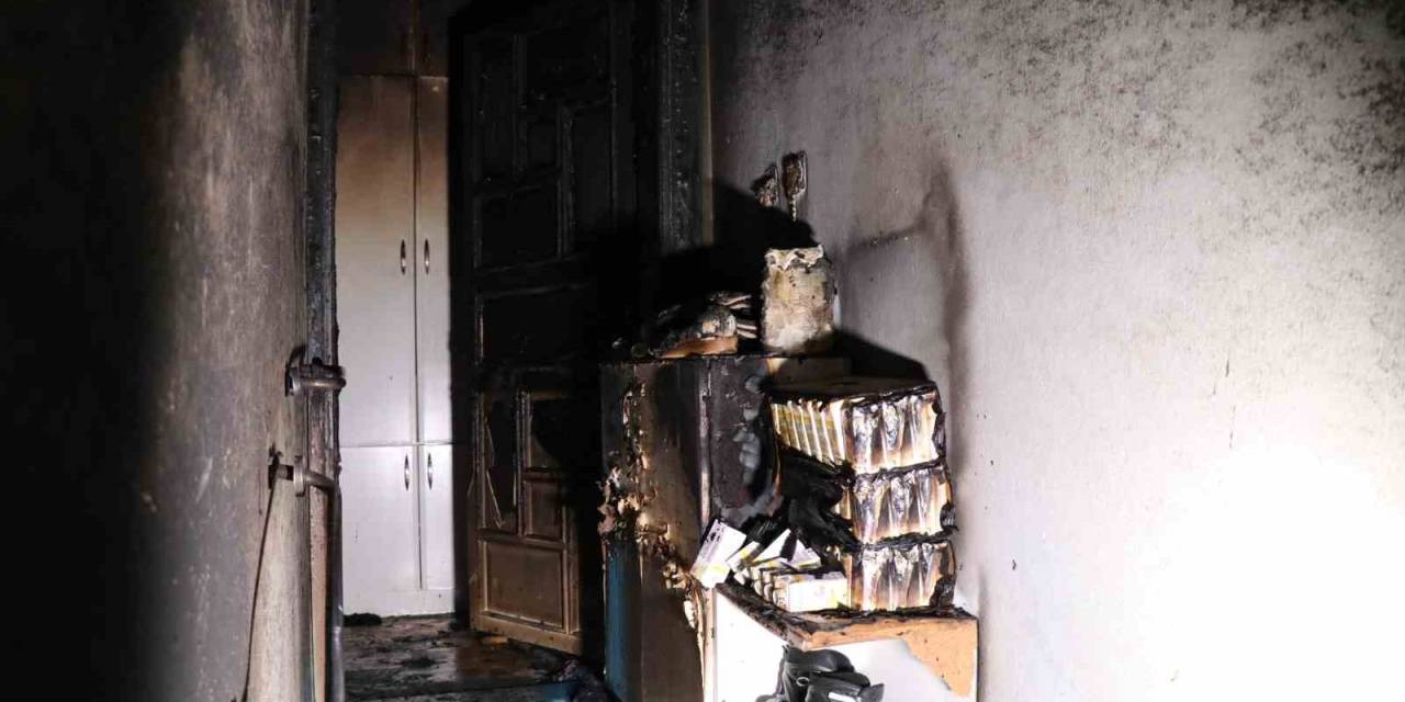 Kapı Tutuşunca İçeride Mahsur Kalan 4 Kişi İçin Ölüm Kalım Savaşı Verildi