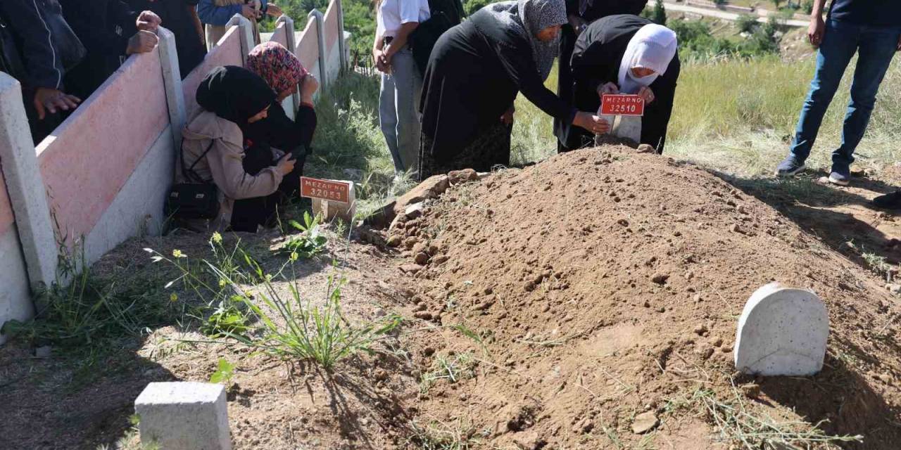 7 Ay Yoğun Bakımda Kaldıktan Sonra Hayatını Kaybetmişti: Ziyaretine Gideceği Anneannesinin Yanına Defnedildi