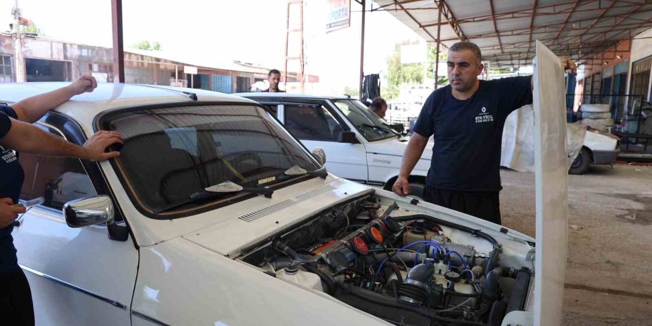 Adana Sıcağına Dayanamayan Vatandaşlar Eski Araçlarına Ev Tipi Klima Taktırıyor