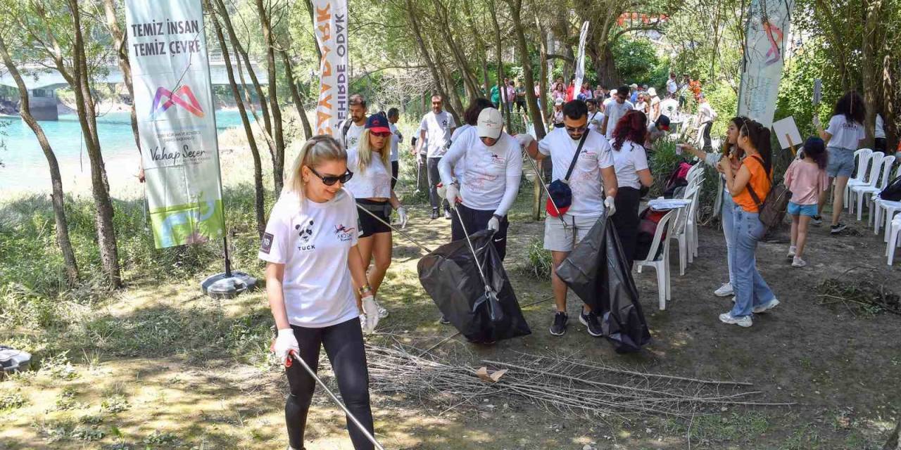 Çamlıyayla Karageçit’te Gönüllerle Birlikte Çevre Temizliği Yapıldı