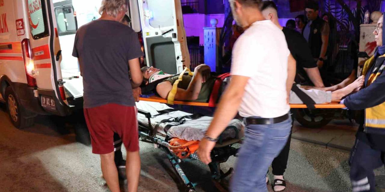 Pencereden Düşen Genç Yaralandı