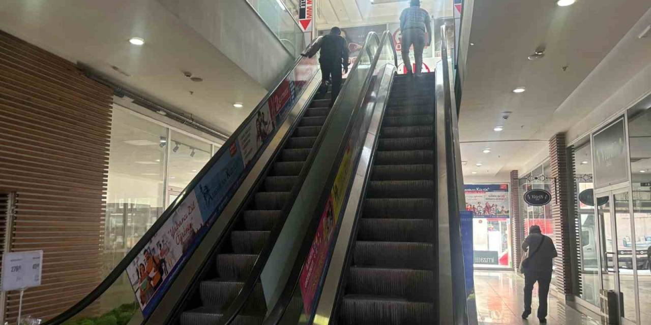 Bu Avm’nin Asansörler Ve Yürüyen Merdivenleri Aylardır Bozuk