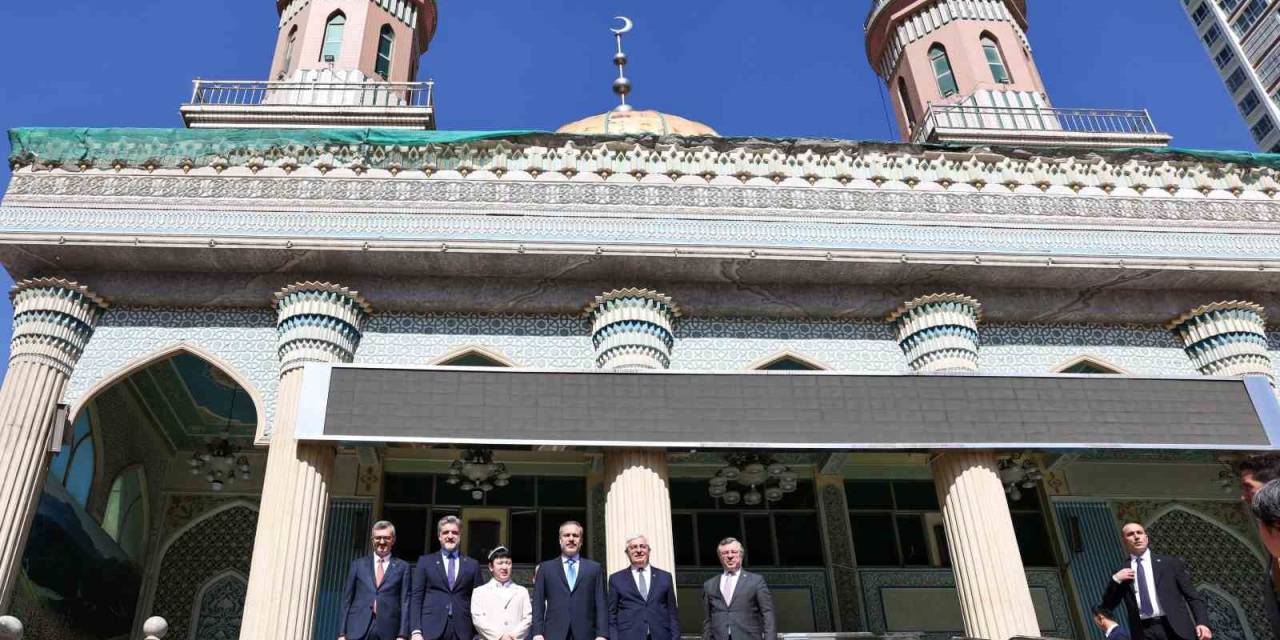 Bakan Fidan, Urumçi’de Yanghang Camii Ziyaret Etti Ve Çarşı Gezdi