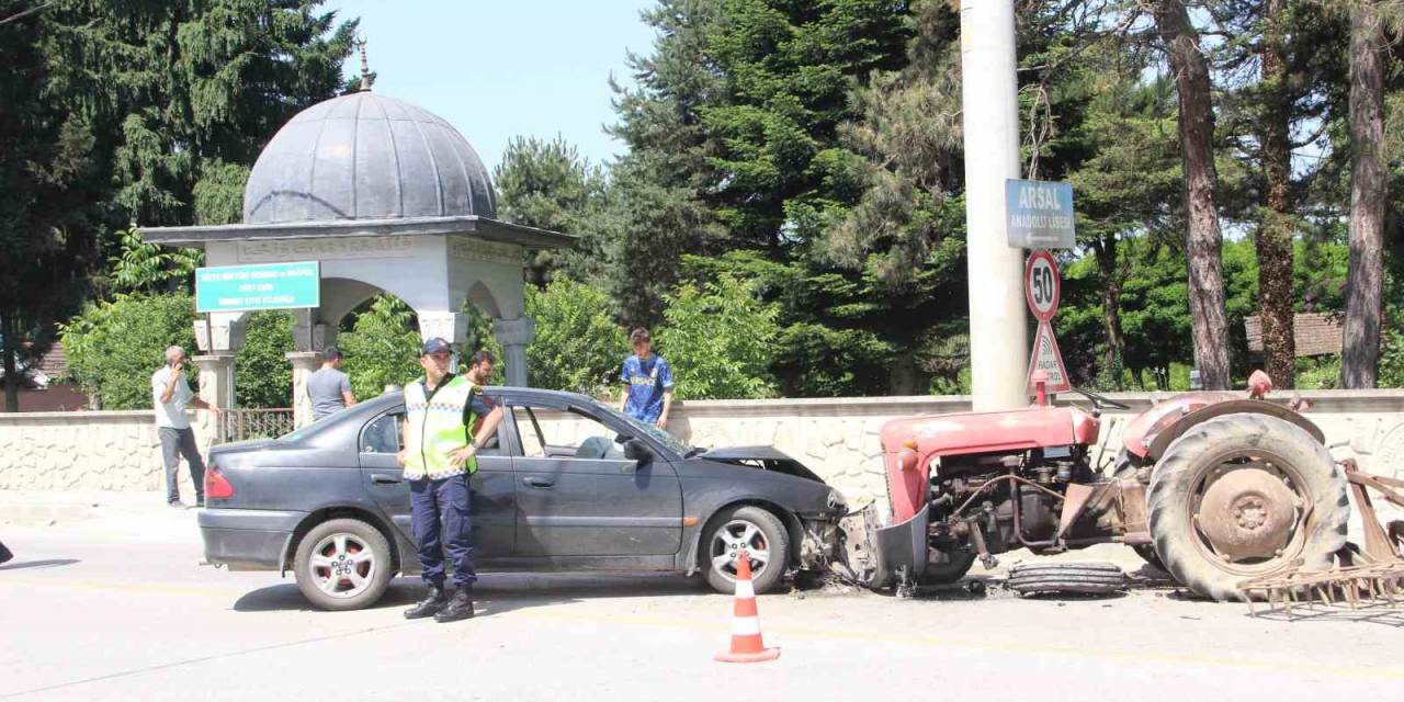 Otomobil İle Traktör Kafa Kafaya Çarpıştı 1 Yaralı