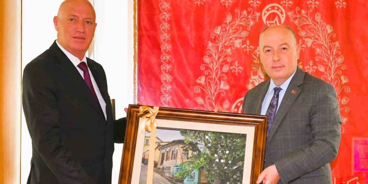 Babadağ Belediye Başkanı Kumral’dan Vali Coşkun’a Anlamlı Hediye