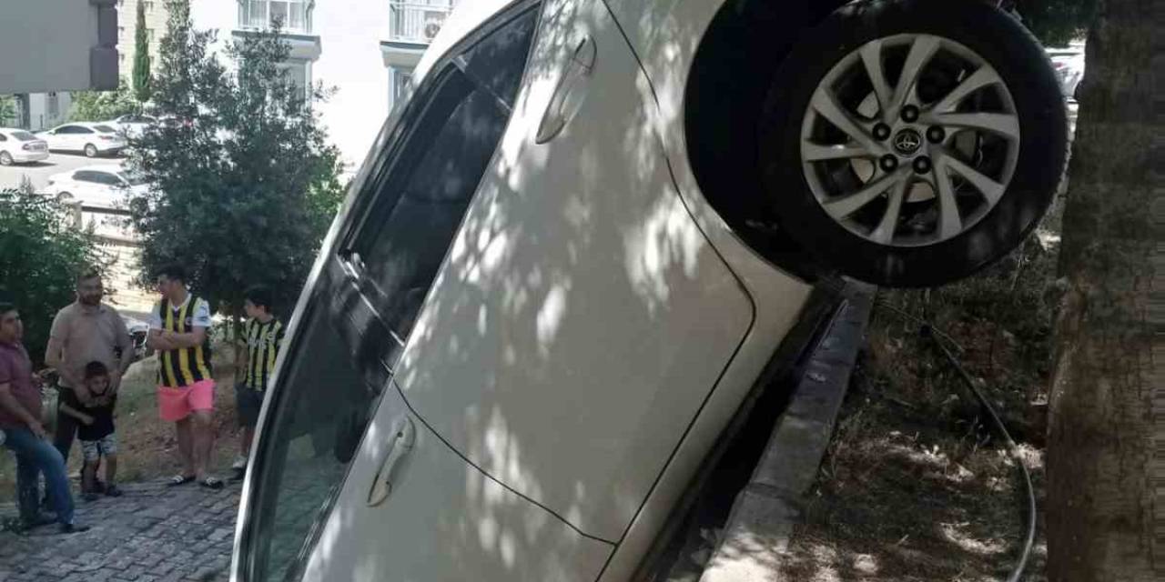 Otomobil Site Bahçesine Girip Dik Kaldı