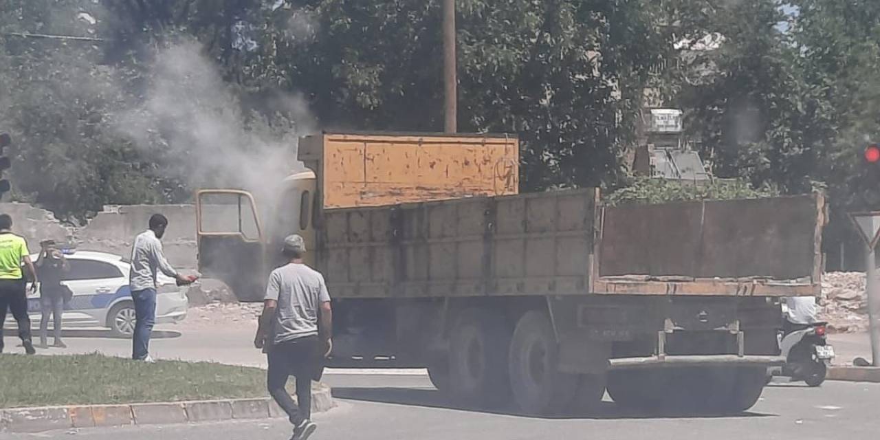 Seyir Halindeki Kamyon Alev Aldı