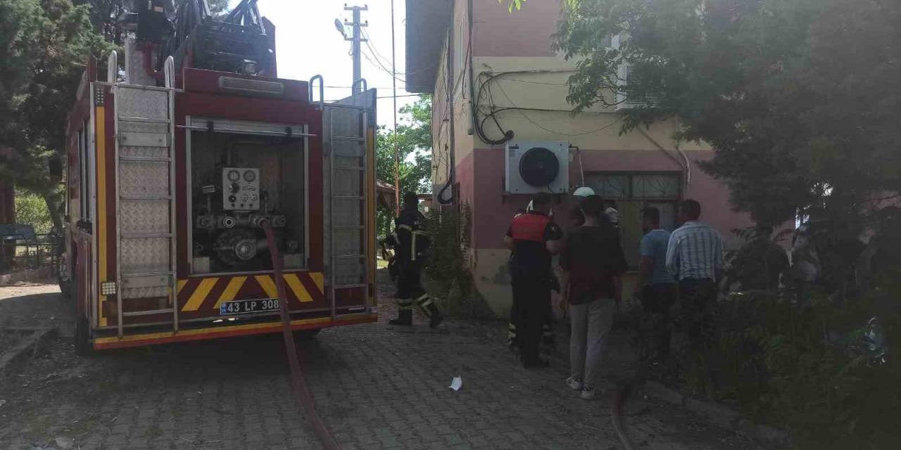 Gediz’de Yangında Bina Kullanılamaz Hale Geldi