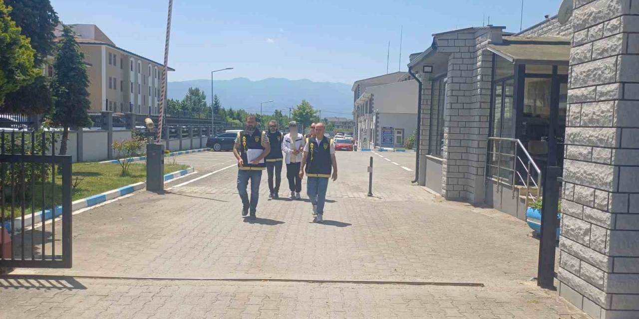 Komşusunu Öldüren Cinayet Zanlısı Kadın Adliyeye Çıkartıldı