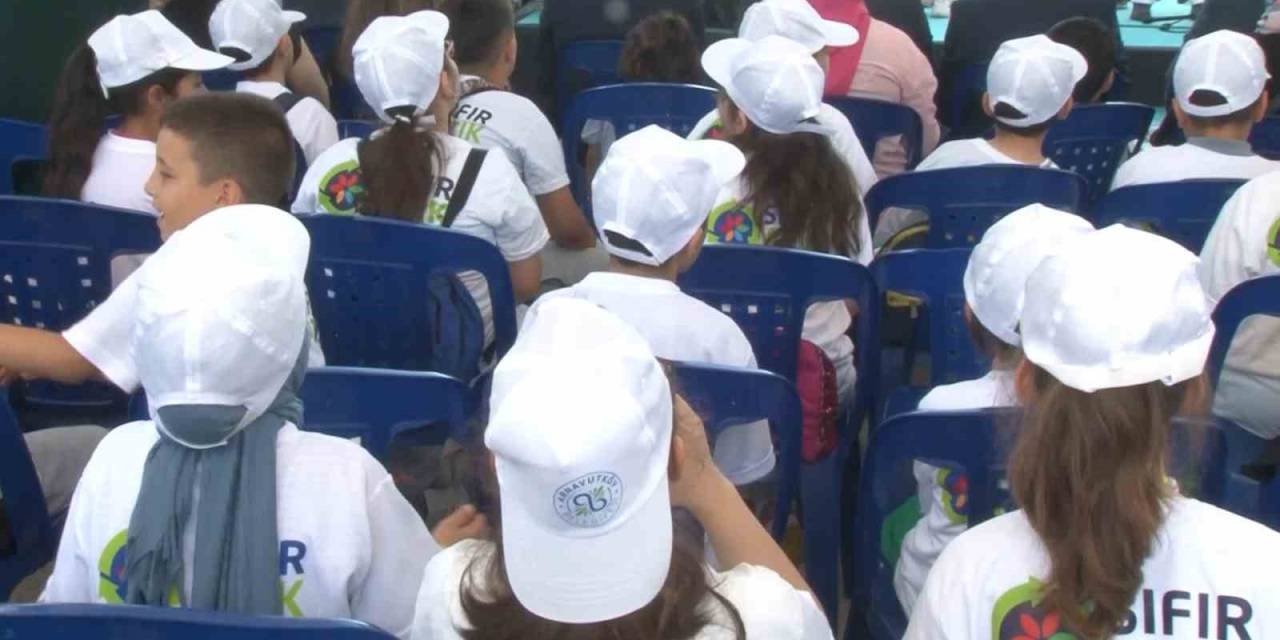 Arnavutköy’de “Çevre Haftası” Nedeniyle Öğrenciler Karaburun Sahili’ni Temizledi