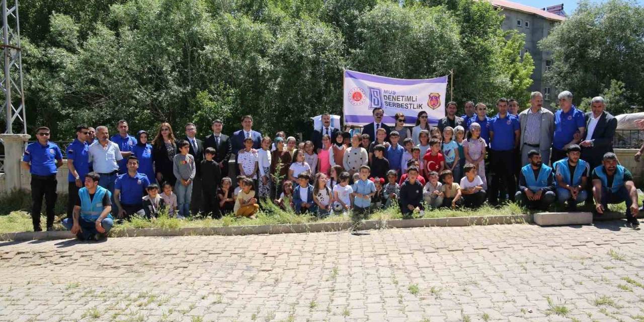 Savcı Ve Hakimler Köy Okulunda Öğrencilerle Fidan Diktiler