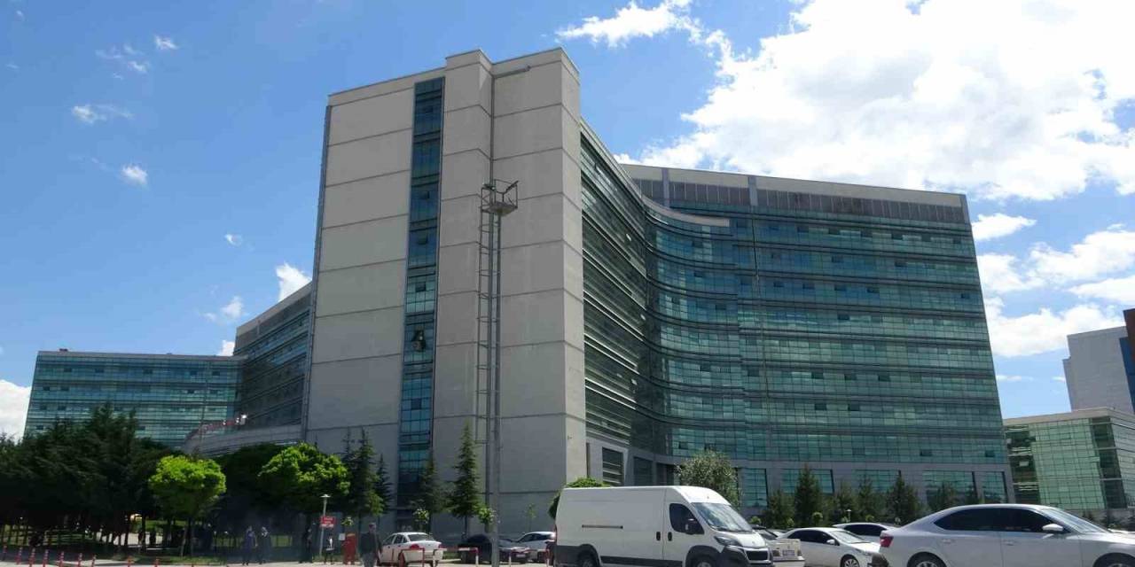 İki Aracın Karıştığı Kazada: 3 Kişi Yaralandı