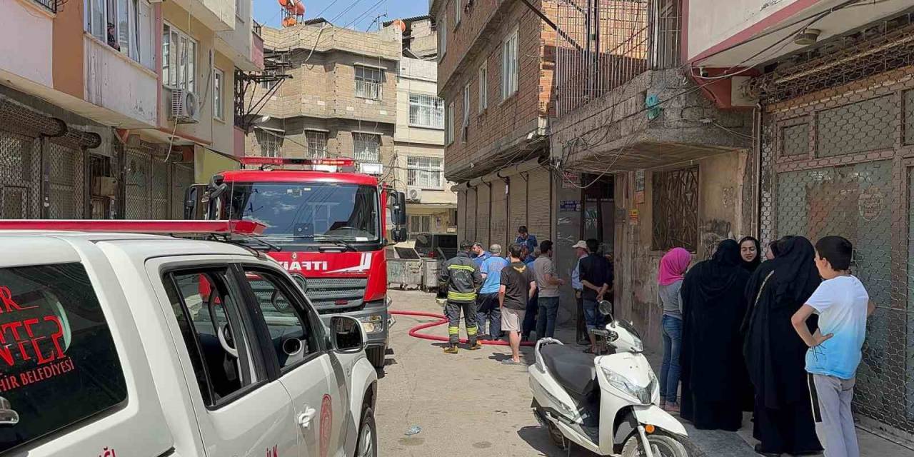 Evde Çıkan Yangında 2’si Bebek 4 Kişi Dumandan Etkilendi