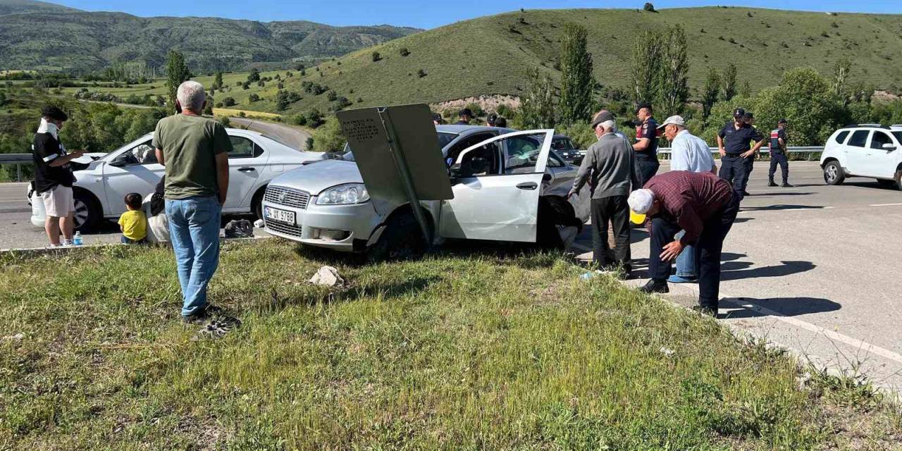 Sivas’ta Otomobiller Çarpıştı: 2’si Çocuk 8 Yaralı