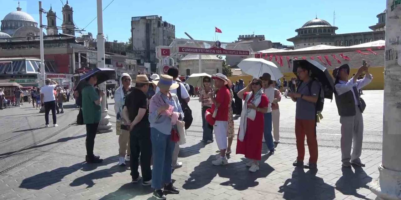 Yerli Ve Yabancı Turistler Sıcak Havaya Rağmen Taksim’e Akın Etti