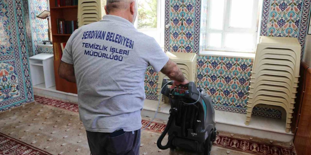 Serdivan’da Camilerde Bayram Temizliği
