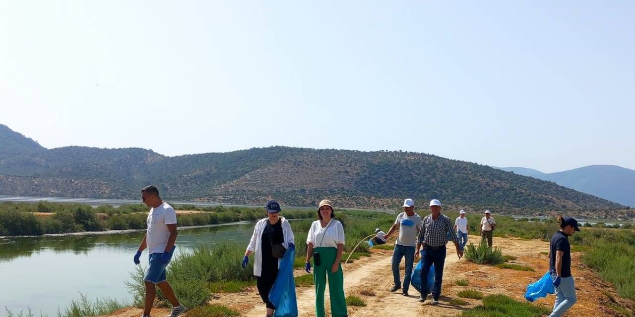 Bafa Gölü’nden Bir Kamyon Çöp Çıktı