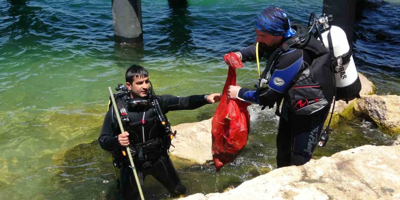 Van Gölü’ne Dalış Yapan Dalgıçlar 10 Dakikada Çok Miktarda Çöp Çıkardı