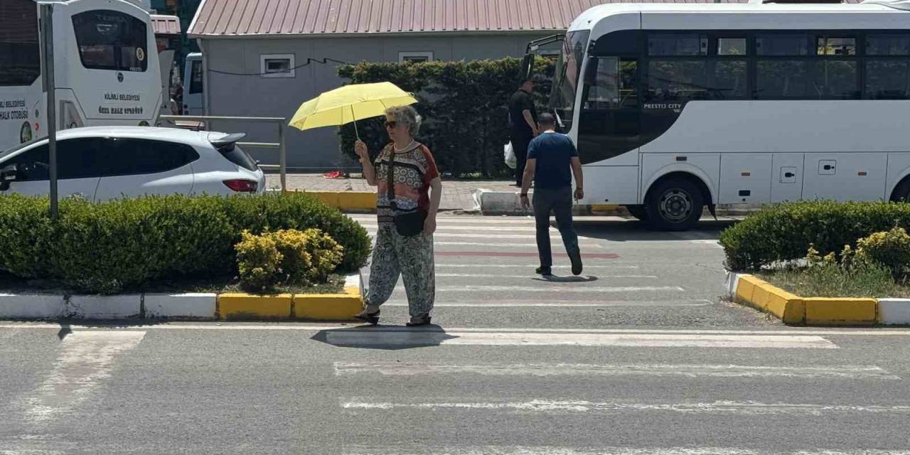 Sıcak Havadan Şemsiye Açarak Korundu