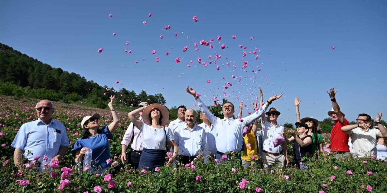 Büyükelçiler Isparta’da Gülün Yolculuğuna Tanıklık Etti