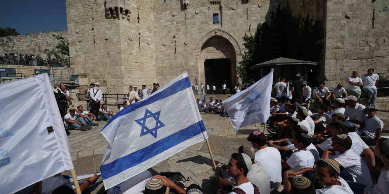 Binden Fazla Fanatik Yahudi’den Mescid-i Aksa’ya Baskın