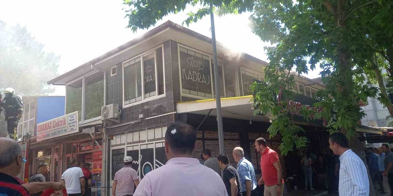 Gediz’de Giyim Mağazasında Yangın