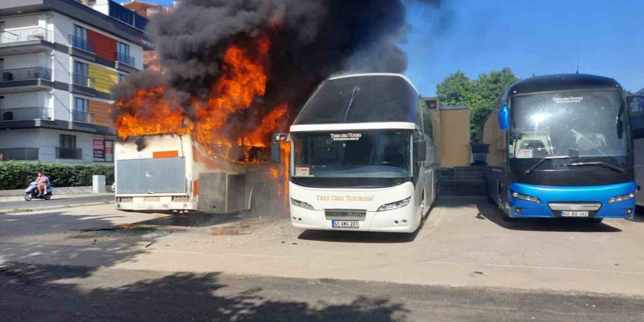 Kocaeli’de İki Yangın: 3 Otobüs İle Geri Dönüşüm Tesisi Yandı