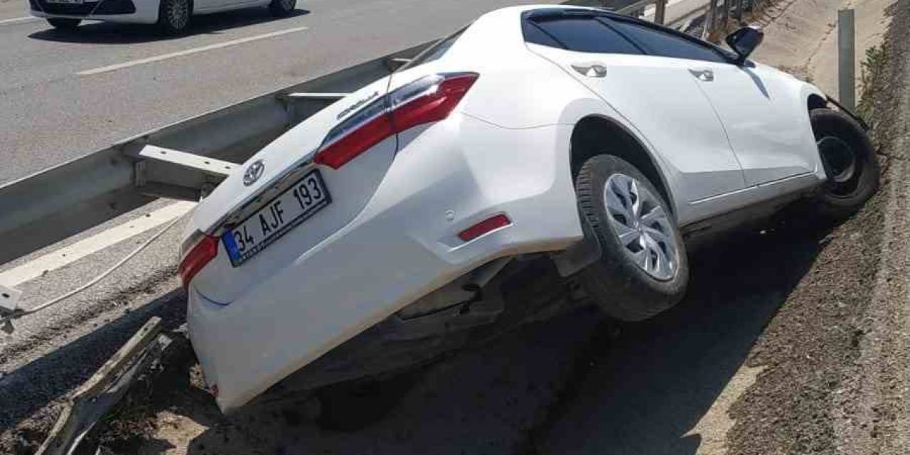 Bursa-balıkesir Karayolunda Otomobil Refüje Çarptı: 2 Yaralı