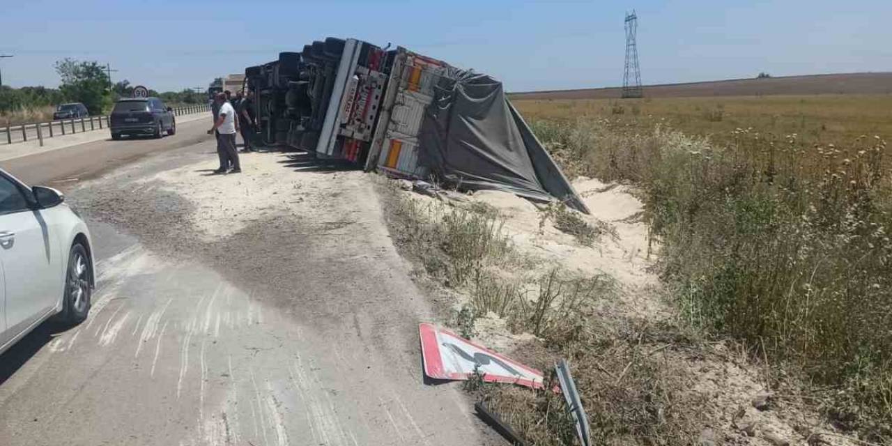 Çanakkale-bursa Karayolunda Kamyona Çarpan Tır Yan Yattı: 1 Yaralı