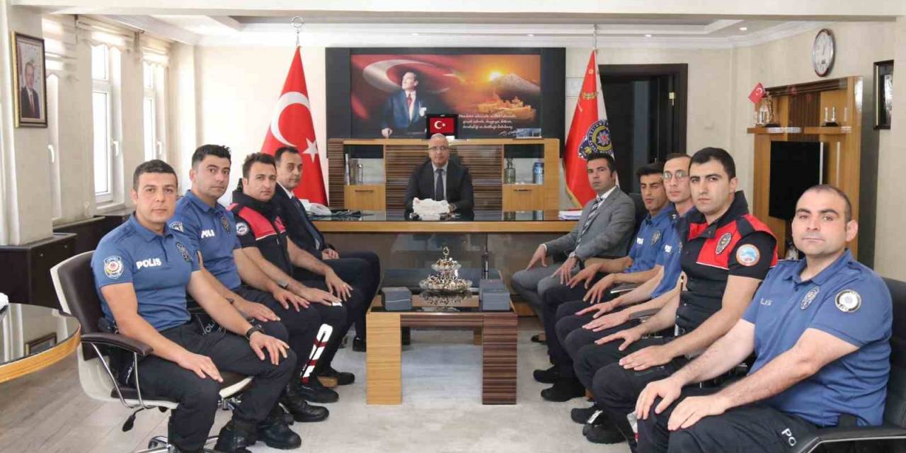 Ağrı İl Emniyet Müdürü İpar Başarılı Polisleri Tebrik Edip Hediye Takdim Etti