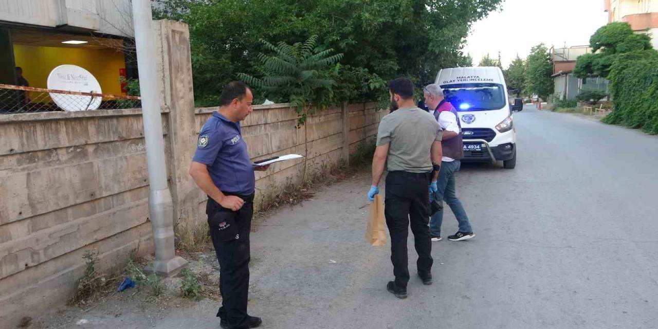 Aydınlatma Direğine Asılı Halde Bulunan Genç Hastaneye Kaldırıldı