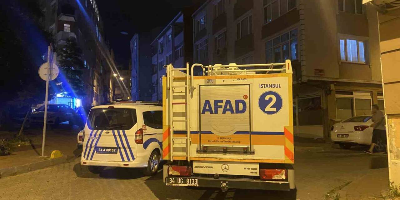 Fatih’te Binaların Arasında Kalan Tarihi Yapının İstinat Duvarı Çöktü