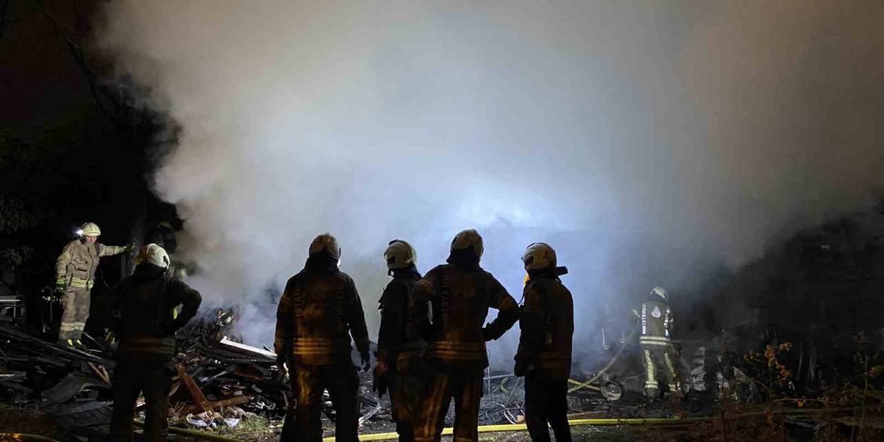 Fatih’te Korkutan Yangın: Tek Katlı Ahşap Baraka Alev Alev Yandı