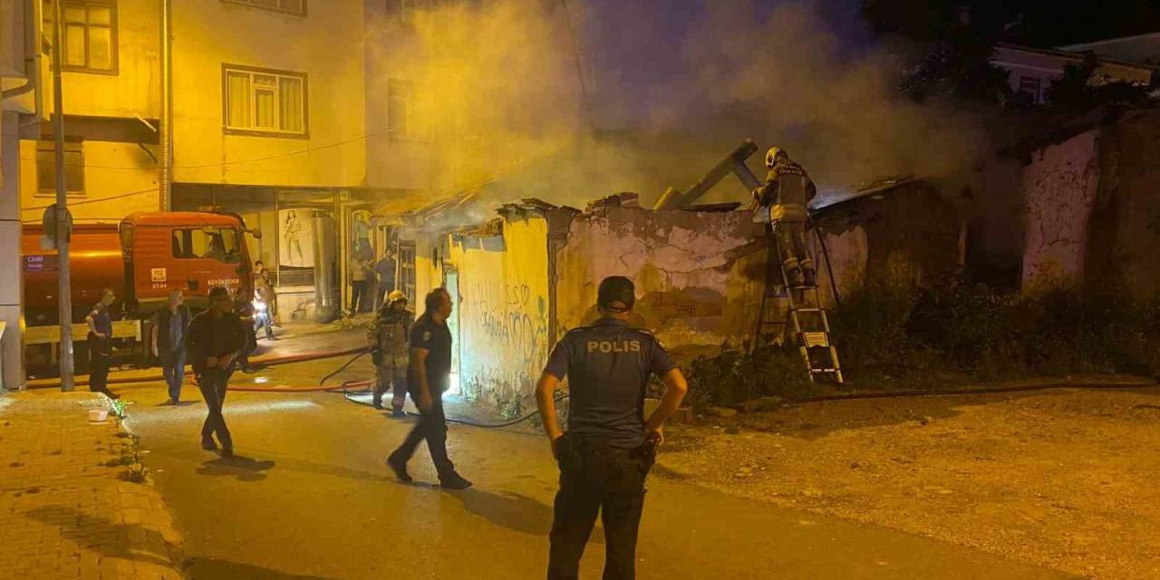 Metruk Binada Çıkan Yangın Mahallede Paniğe Neden Oldu