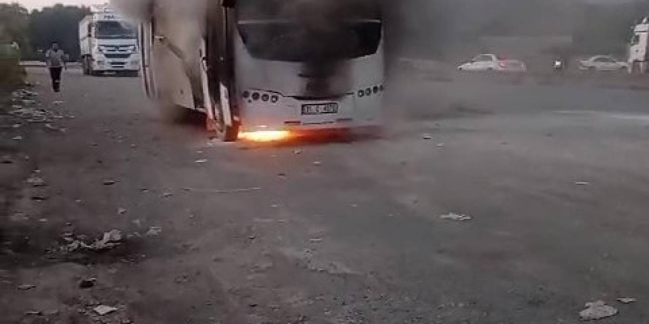 Hatay’da Seyir Halindeki Servis Aracı Alev Aldı